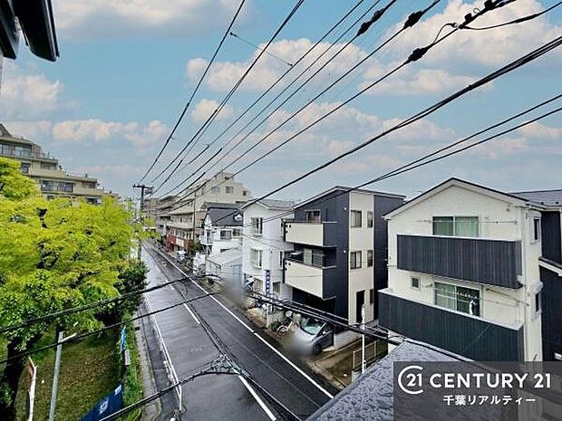 落ち着きある住宅街です!周囲には高い建物がなく、空が広く開放感があり、陽当たりを大きく遮られることもありません!気持ちの良い風が通り抜ける街並みです!