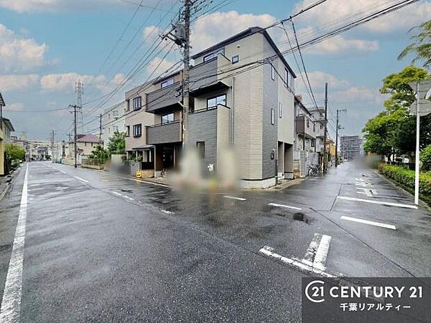 前面道路は8m!陽当り良好な立地です。車庫入れが苦手な方も安心ですね。