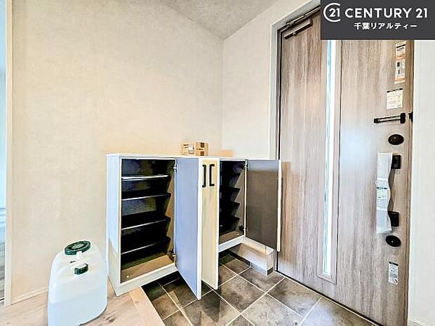 シューズボックス付きなので、玄関が片付きお掃除がしやすいです!スッキリした玄関で戸を開けた瞬間、清潔感のある心地いい空間が出迎えてくれます。