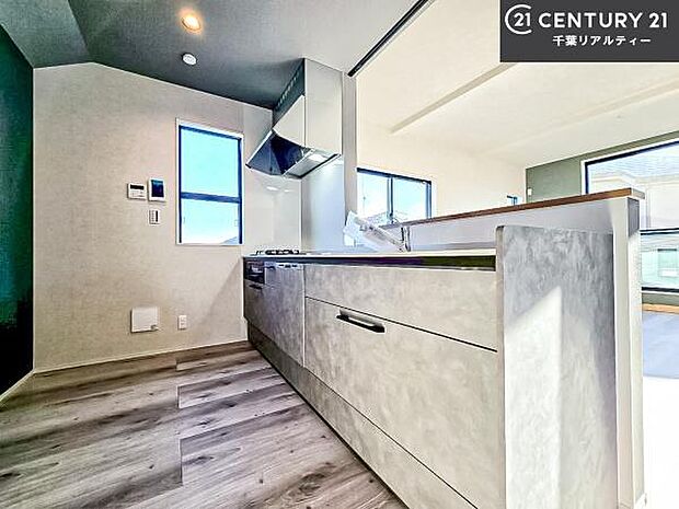 ゆとりある調理スペースで作業がしやすい快適なキッチンです!お子様と一緒にお菓子造りも楽しめる広々スペースです。楽しい調理時間になりそうですね!