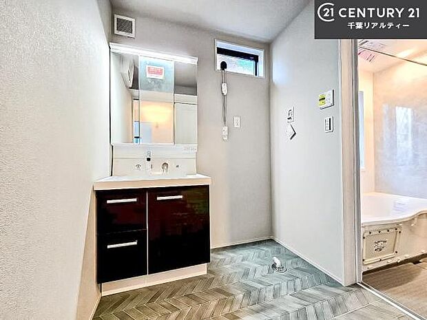 小窓付きの明るい洗面室です!湿気もすぐに入れ替えができて清潔に保つことができます!自然光が差し込むのでお化粧の仕上がりも良くなりますね!