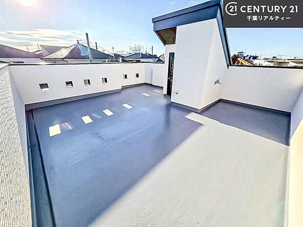 広々としたバルコニーで一日の始まりをスタート!お洗濯ものをたっぷり気持ちよく干せます!