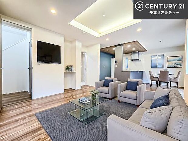 家具はCGパースです。心地良いリビングは家族が自然と集まります。家族団欒の時間が増えそうです。ご家族と、より一層充実した時間を過ごせそうですね。