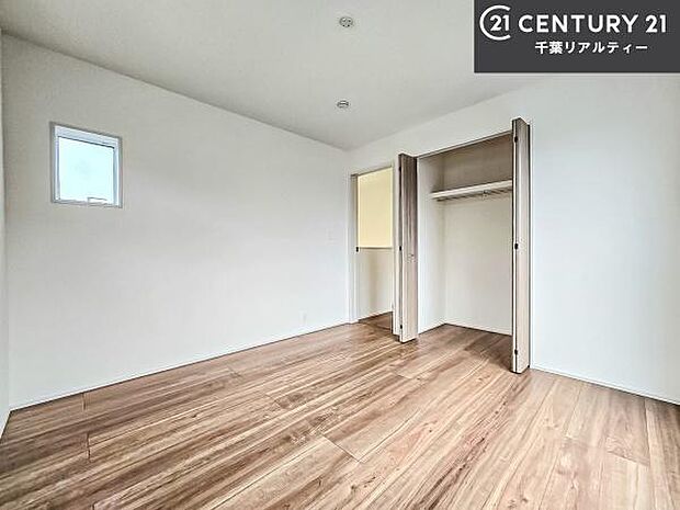 明るく温もりがあり、換気もしっかりできます!朝起きて、背伸びをしつつ深呼吸をし良い朝を迎え入れることが出来そうですね!