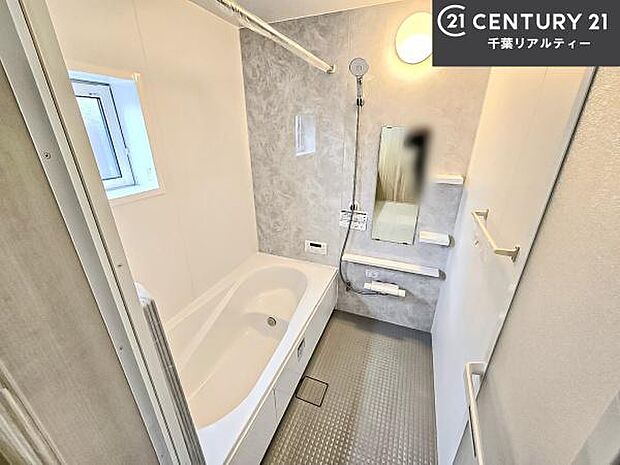 落ち着きある大人の雰囲気のバスルームは、味が出ていてバスタイムが充実!お仕事頑張っているご褒美にお好みの匂いの入浴剤を入れて、楽しんでみてはいかがでしょうか?