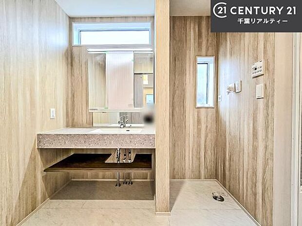 小窓付きの明るい洗面室です!湿気もすぐに入れ替えができて清潔に保つことができます!自然光が差し込むのでお化粧の仕上がりも良くなりますね!