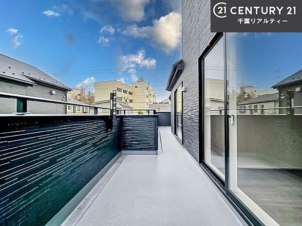 陽当たりの良いバルコニーで、お洗濯物もよく乾きそうですね!お天気の良い日にはバルコニーへ出てリフレッシュするのも気持ちよさそうです。