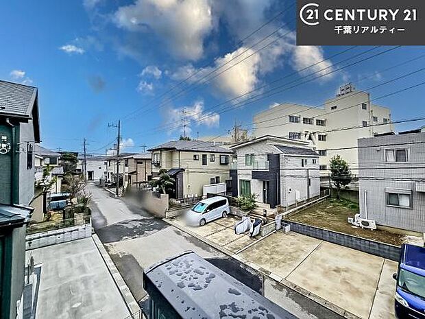 落ち着きある住宅街です!周囲には高い建物がなく、空が広く開放感があり、陽当たりを大きく遮られることもありません!気持ちの良い風が通り抜ける街並みです!