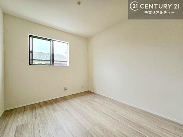 掃き出し窓がないお部屋は、お子様のお部屋としても安心です！収納スペースも充実しているので散らかったお部屋をサッと片付けられます！