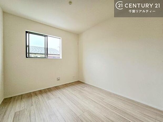 掃き出し窓がないお部屋は、お子様のお部屋としても安心です!収納スペースも充実しているので散らかったお部屋をサッと片付けられます!