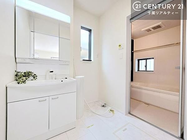小窓付きの明るい洗面室です！湿気もすぐに入れ替えができて清潔に保つことができます！自然光が差し込むのでお化粧の仕上がりも良くなりますね！
