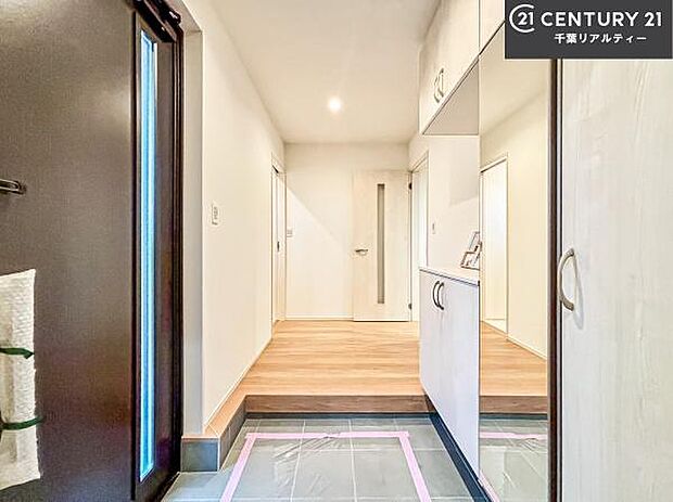 シューズボックス付きなので、玄関が片付きお掃除がしやすいです!スッキリした玄関で戸を開けた瞬間、清潔感のある心地いい空間が出迎えてくれます。