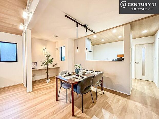 広々ダイニングスペース!ゆったりお食事。笑い声響く楽しい時間が過ごせます。日々の疲れも癒されます!