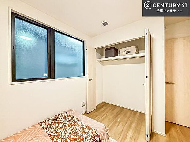 収納力のある洋室です。お部屋もすっきり広々と使えて気持ちが良いです!キレイな明るいお部屋で過ごすのは、更にのんびりゆっくりできますね!
