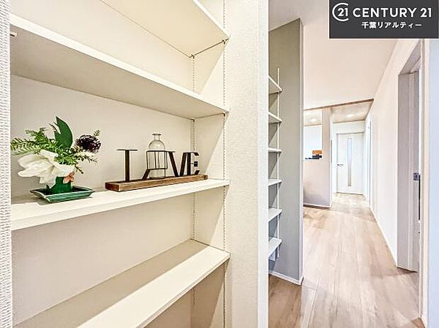 収納スペース充実しています!急なお客様が来客しても散らかったお部屋をサッと片付けられます!お部屋のスペースが生まれゆとりあるお部屋を演出することが出来ます!