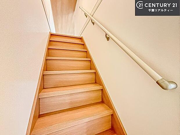 階段は明るく手摺りもついています。お子様やご年配の方も安心してご利用頂けますね。