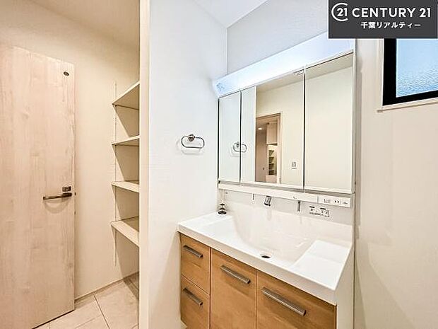 小窓付きの明るい洗面室です!湿気もすぐに入れ替えができて清潔に保つことができます!自然光が差し込むのでお化粧の仕上がりも良くなりますね!