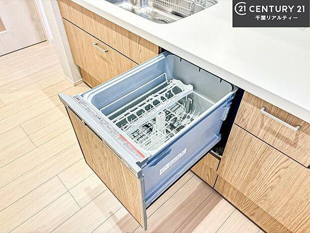 食洗機付き!忙しい時や冬場は手荒れ防止として大活躍します!ビルトイン仕様なので、場所も取らず調理スペースも広く使えて手際よく作業が出来ます!