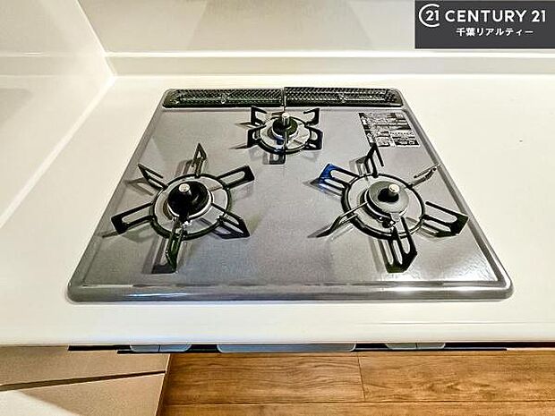 コンロは三口あるのでお料理の同時進行ができます。もちろんグリル付きです。調理スペースも広々している為作業がしやすい!使い勝手が良いシステムキッチンです!