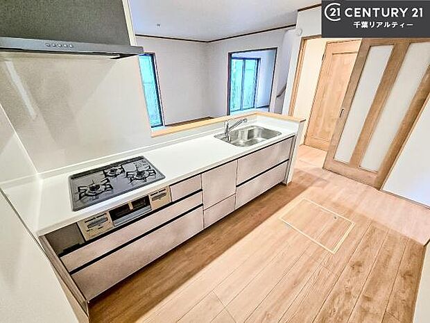 ゆとりある調理スペースで作業がしやすい快適なキッチンです!お子様と一緒にお菓子造りも楽しめる広々スペースです。楽しい調理時間になりそうですね!