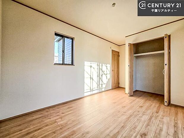 優しい光が差し込む洋室は、朝の目覚めも気持ちが良さそうですね。おうち時間もゆったりと過ごすことができます。優しい色合いのフローリングがどんな家具にもマッチします!