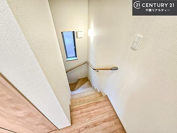 階段は明るく手摺りもついています。お子様やご年配の方も安心してご利用頂けますね。