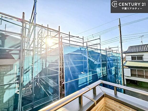 落ち着きある住宅街です!周囲には高い建物がなく、空が広く開放感があり、陽当たりを大きく遮られることもありません!気持ちの良い風が通り抜ける街並みです!