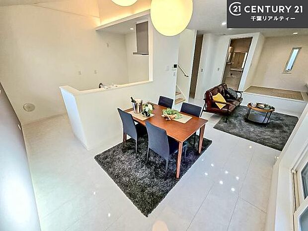 優しい陽だまりがリビングを包んでくれて居心地の良い空間を演出してくれます!くつろぎの時間を過ごせます!