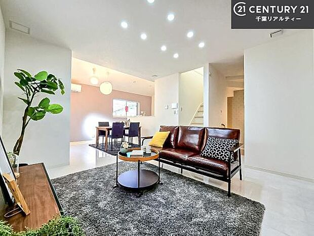 広々ダイニングスペース!ゆったりお食事。笑い声響く楽しい時間が過ごせます。日々の疲れも癒されます!