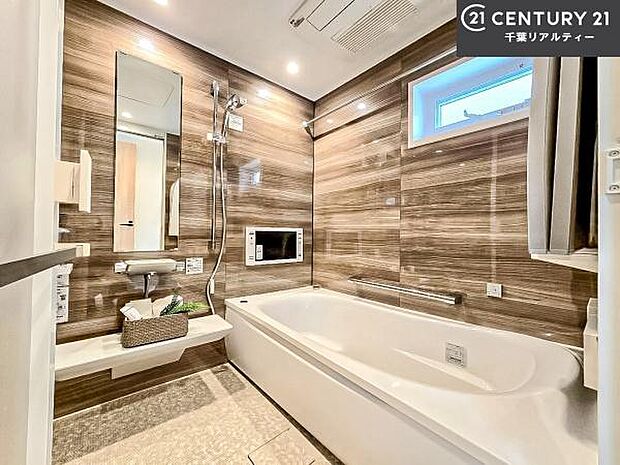 落ち着きある大人の雰囲気のバスルームは、味が出ていてバスタイムが充実!お仕事頑張っているご褒美にお好みの匂いの入浴剤を入れて、楽しんでみてはいかがでしょうか?