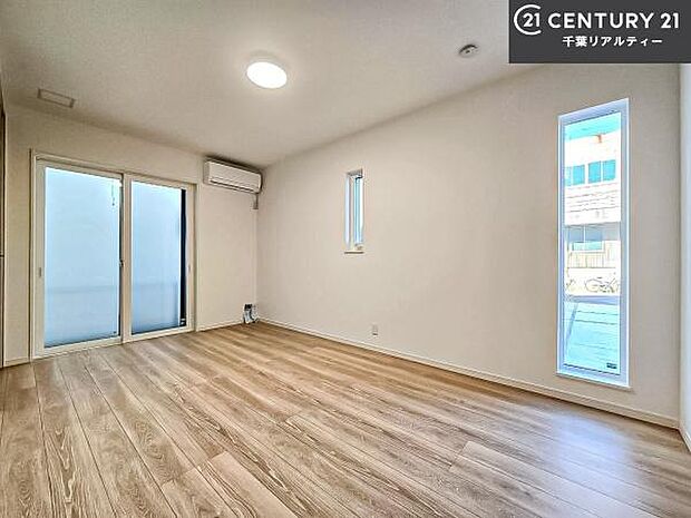 2面採光を確保した明るい室内は、風通しも良く、明るく大変居心地の良い空間となっております。リラックスして過ごせる心地の良いお部屋です!朝の目覚めがスッキリしますね!