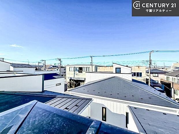 落ち着きある住宅街です!周囲には高い建物がなく、空が広く開放感があり、陽当たりを大きく遮られることもありません!気持ちの良い風が通り抜ける街並みです!