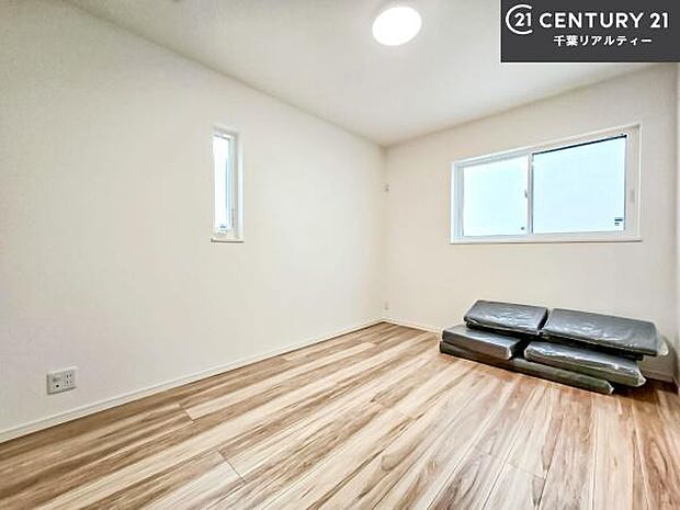 掃き出し窓がないお部屋は、お子様のお部屋としても安心です!収納スペースも充実しているので散らかったお部屋をサッと片付けられます!