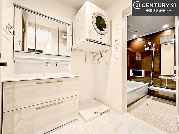 三面鏡仕様の洗面所は、身だしなみがしやすい造り!裏は収納になっています。ドライヤーやお化粧道具を片付けられるので洗面台周りをスッキリと見せることが出来ます!