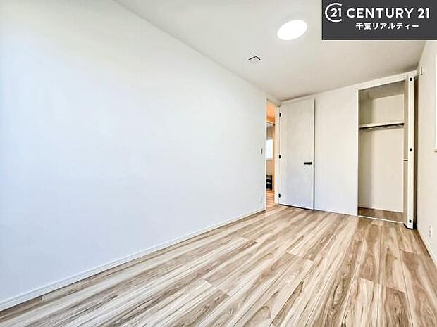 シンプルにデザインされているため、家具を選びません!お気に入りの家具を置いてくつろげる空間を作ることができます。