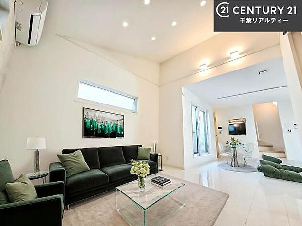 家具はCGパースです。開放感のある広々LDK!ソファーやダイニングテーブルを置いても窮屈にならないので快適に過ごせます!コミュニケーションが取りやすいリビングです!