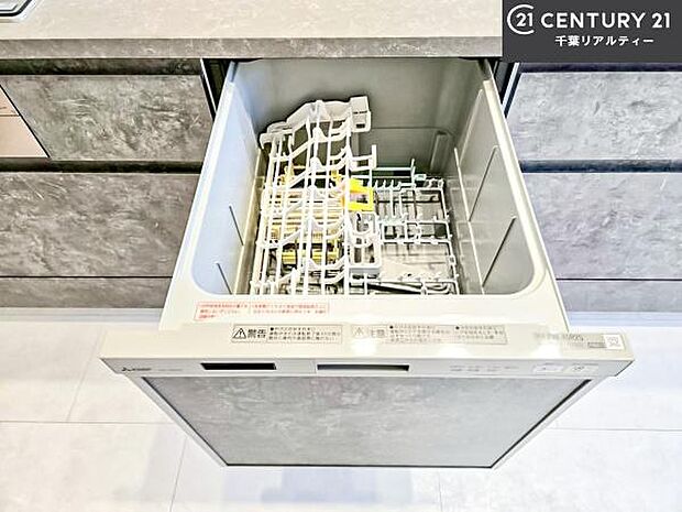 食洗機付き!忙しい時や冬場は手荒れ防止として大活躍します!ビルトイン仕様なので、場所も取らず調理スペースも広く使えて手際よく作業が出来ます!