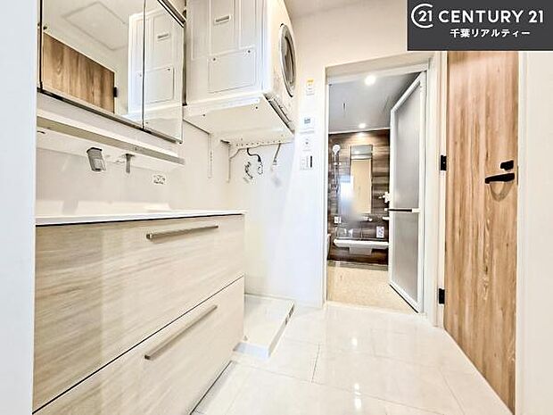 三面鏡仕様の洗面所は、身だしなみがしやすい造り!裏は収納になっています。ドライヤーやお化粧道具を片付けられるので洗面台周りをスッキリと見せることが出来ます!