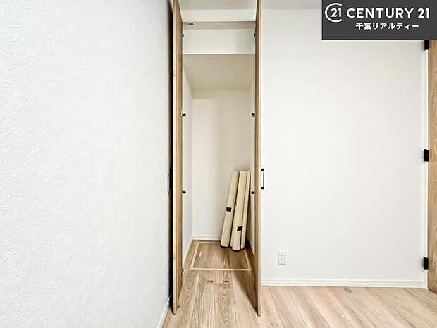 収納スペースも完備されているので、季節物や趣味の道具もしっかり収まり、実用性の高い空間です。