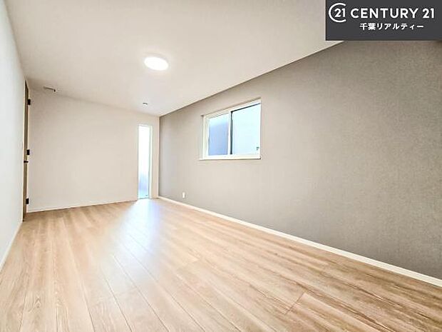 2面採光を確保した明るい室内は、風通しも良く、明るく大変居心地の良い空間となっております。リラックスして過ごせる心地の良いお部屋です!朝の目覚めがスッキリしますね!