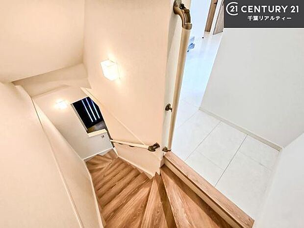 階段は明るく手摺りもついています。お子様やご年配の方も安心してご利用頂けますね。