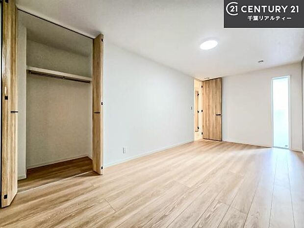 シンプルにデザインされているため、家具を選びません!お気に入りの家具を置いてくつろげる空間を作ることができます。