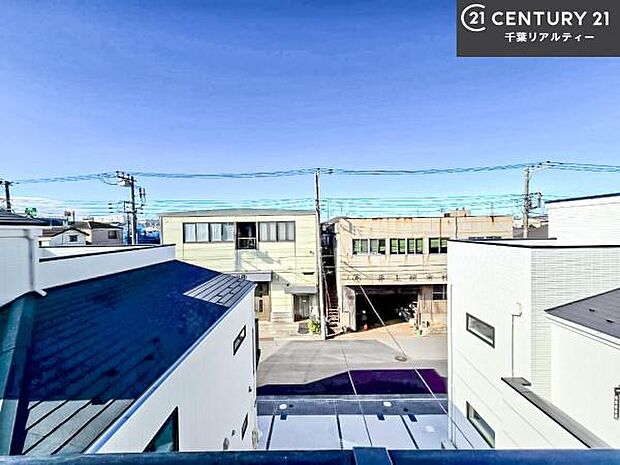 落ち着きある住宅街です!周囲には高い建物がなく、空が広く開放感があり、陽当たりを大きく遮られることもありません!気持ちの良い風が通り抜ける街並みです!