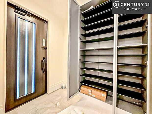 シューズボックス付きなので、玄関が片付きお掃除がしやすいです!スッキリした玄関で戸を開けた瞬間、清潔感のある心地いい空間が出迎えてくれます。