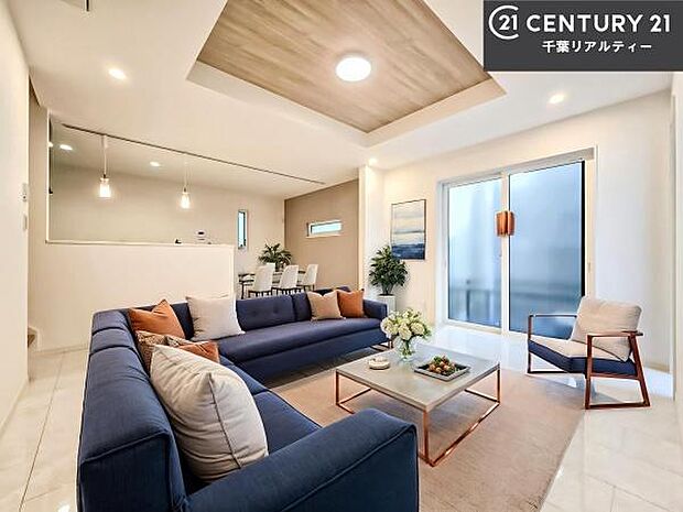 家具はCGパースです。開放感のある広々LDK!ソファーやダイニングテーブルを置いても窮屈にならないので快適に過ごせます!コミュニケーションが取りやすいリビングです!