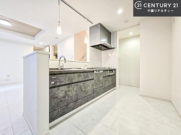 大人気の対面式システムキッチンを採用しています!ご家族のコミュニケーションが自然と増える設計です。お子様にも目が届くので嬉しいですね。広々使えて快適に作業が進みます。