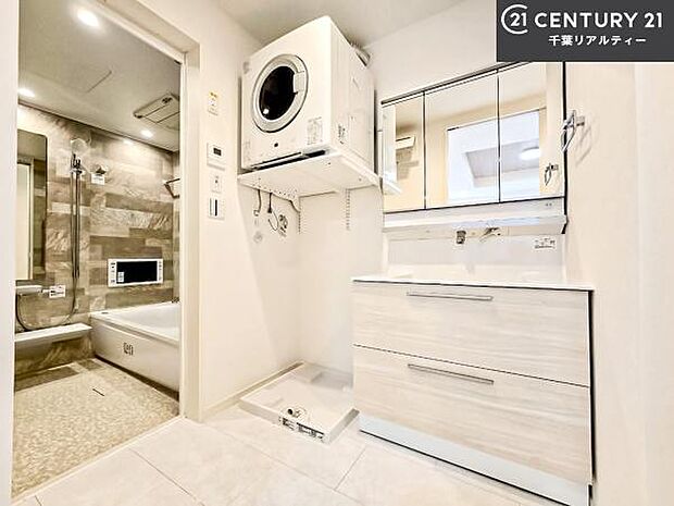 三面鏡仕様の洗面所は、身だしなみがしやすい造り!裏は収納になっています。ドライヤーやお化粧道具を片付けられるので洗面台周りをスッキリと見せることが出来ます!