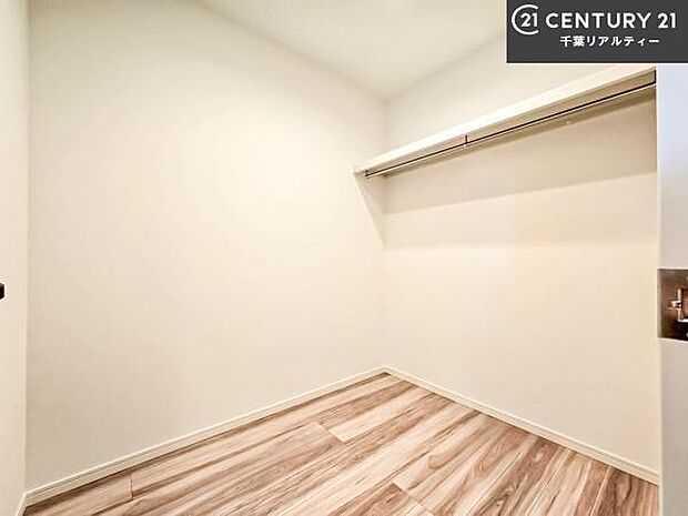 大容量のウォークインクローゼット付きです。たくさんのお洋服などを収納しておけそうですね!他にも扇風機や加湿器など季節物の大きな家電も収納できます。