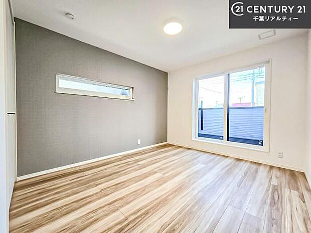 バルコニーに面している洋室です。明るく温もりがあり、換気もしっかりできます!朝起きて、外に出て背伸びをしつつ深呼吸をし良い朝を迎え入れることができます。