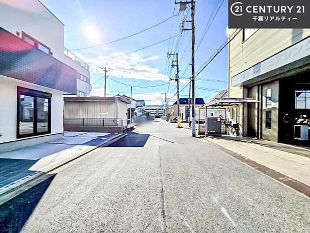 前面道路は7m!陽当り良好な立地です。車庫入れが苦手な方も安心ですね。